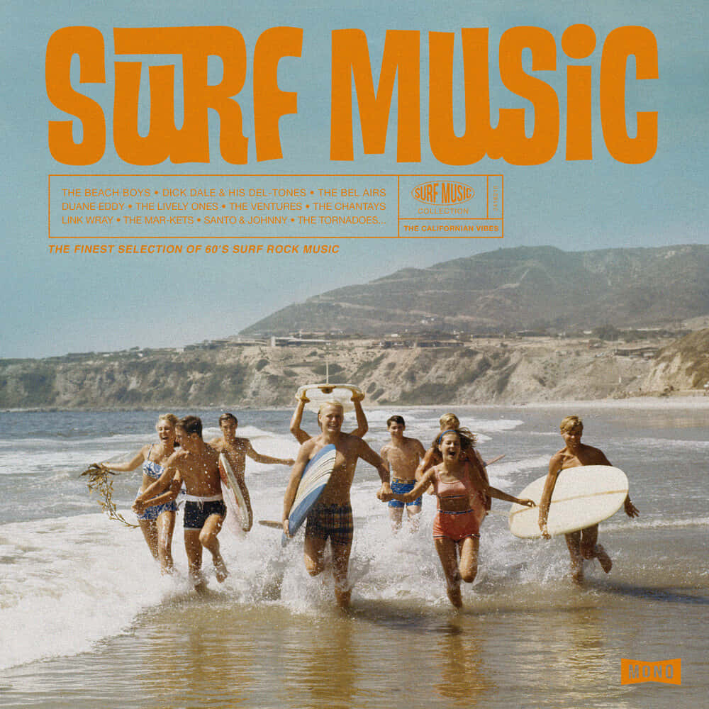 專輯封面 桌布 壁紙 — 一張1960年代復古衝浪音樂專輯封面，展示快樂的衝浪者帶著衝浪板在海浪中奔跑。