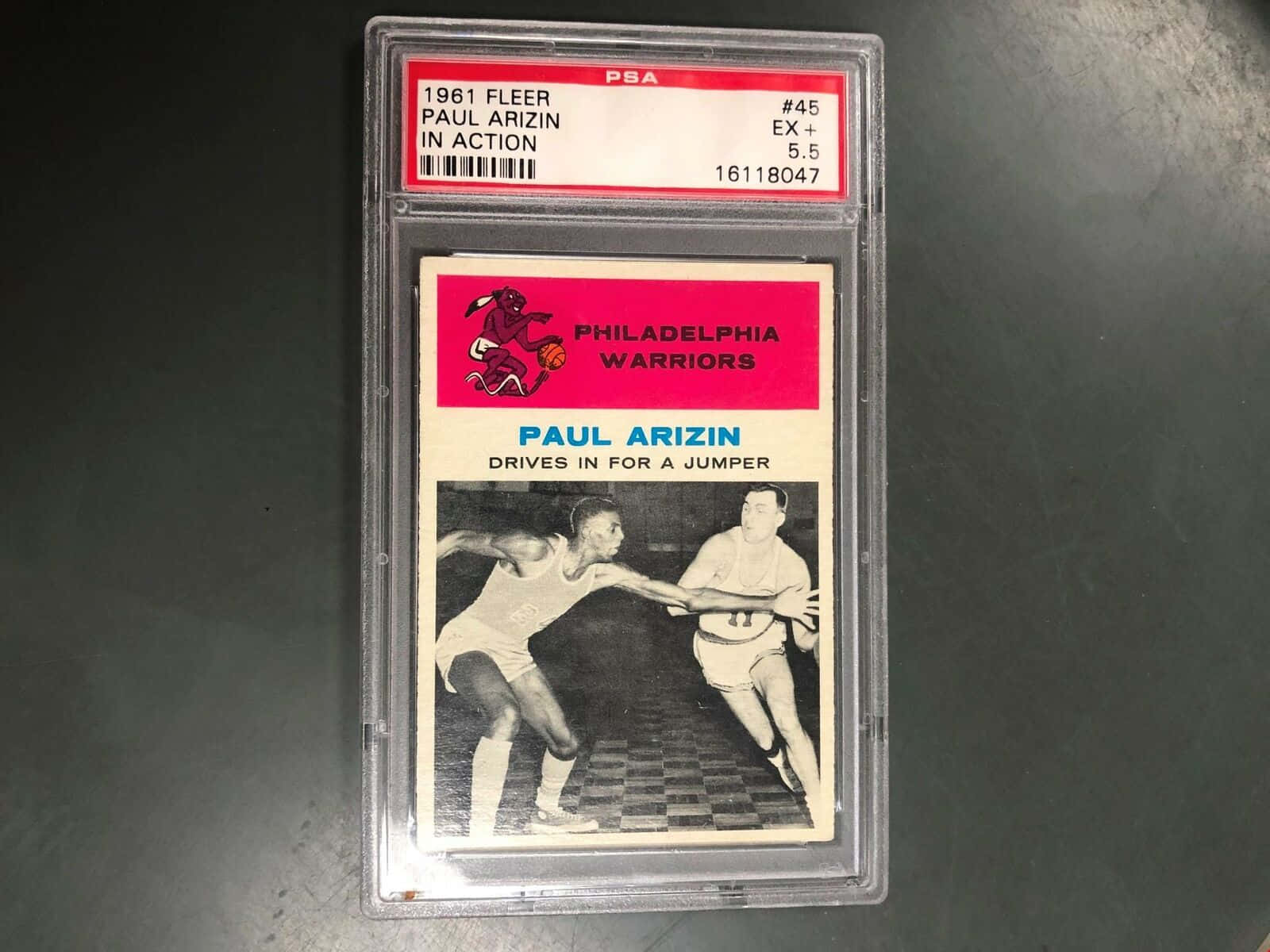 籃球 桌布 壁紙 — 一張1961年Fleer復古籃球卡，展示Paul Arizin的比賽動作，經PSA評級為EX+ 5.5，並放置在保護殼中。