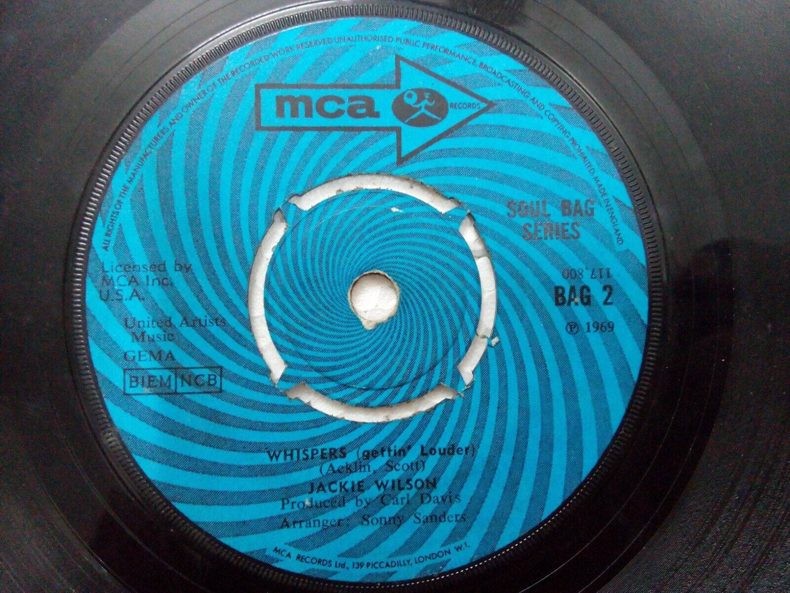 Singer 桌布 壁紙 — 一張1969年MCA復古唱片標籤，帶有催眠般的藍色螺旋設計和白色中心孔。