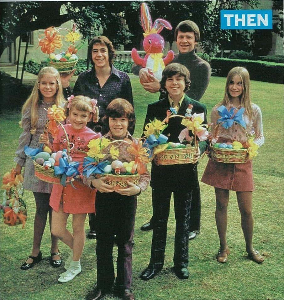 Brady Bunch Zoom 桌布 壁紙 — 一張1970年代的復古家庭照片，顯示七個微笑的孩子和成人，在草地上拿著復活節籃子和一個毛絨兔子。