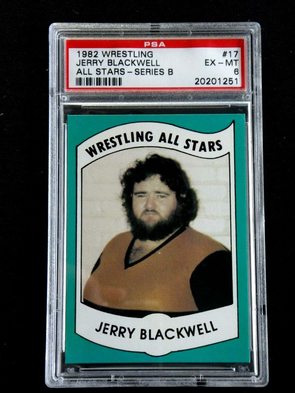 Athletic 桌布 壁紙 — 一張1982年摔角交易卡，主角是Jerry Blackwell，身穿棕色背心，背景為青綠色，裝在PSA評級保護套中。