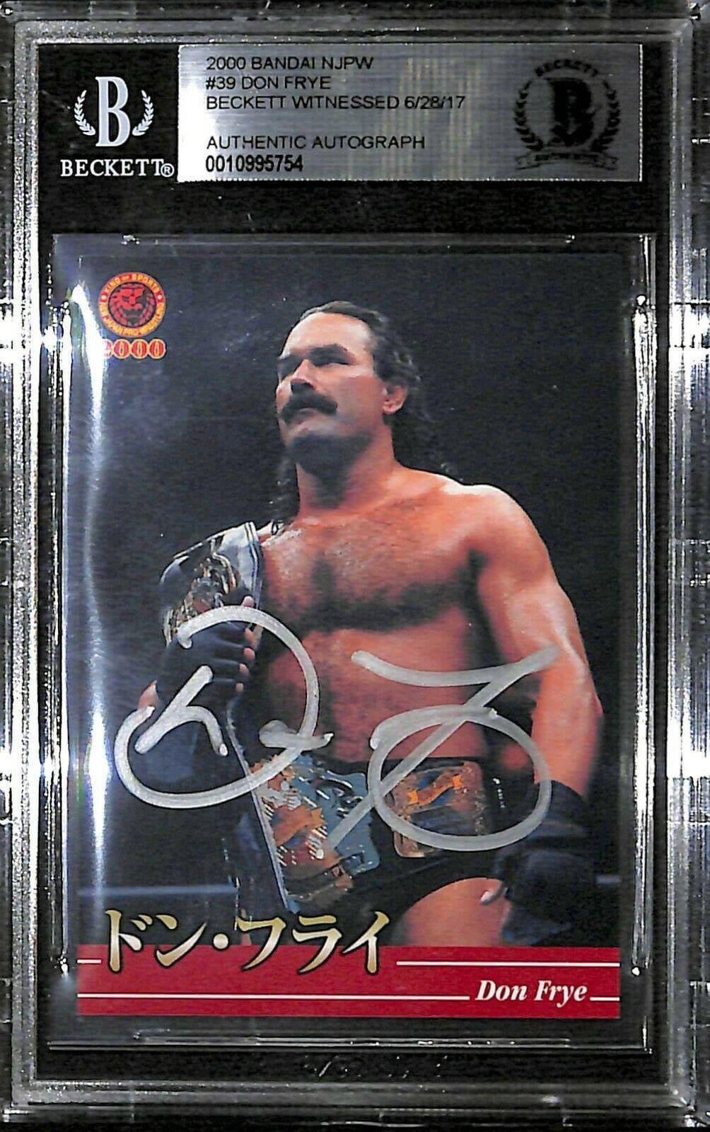 UFC 桌布 壁紙 — 一張2000年NJPW摔角簽名交易卡，Don Frye身穿黑紅制服，手持冠軍腰帶。