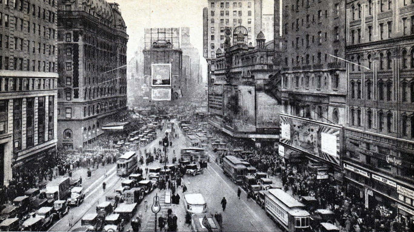 Old New York City 桌布 壁紙 — 一張20世紀初繁忙城市街道的復古黑白照片，擠滿行人和馬車。