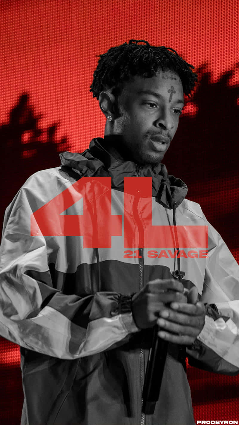21 Savage 桌布 壁紙 — 一張21 Savage在舞台上，背景為鮮紅色像素化背景，手持麥克風的黑白肖像。
