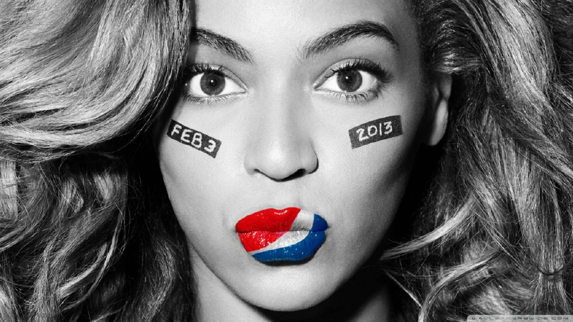 Beyonce 桌布 壁紙 — 一張Beyoncé的黑白肖像，臉頰上有「FEB 3」和「2013」，嘴唇塗上荷蘭國旗顏色。