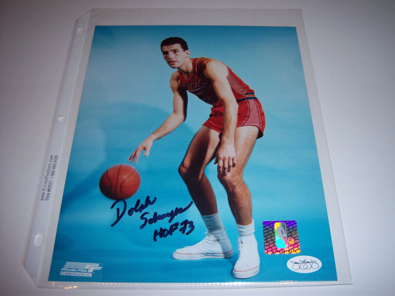 籃球傳奇Dolph Schayes身穿紅色球衣運球的簽名照片。 — NBA 壁紙