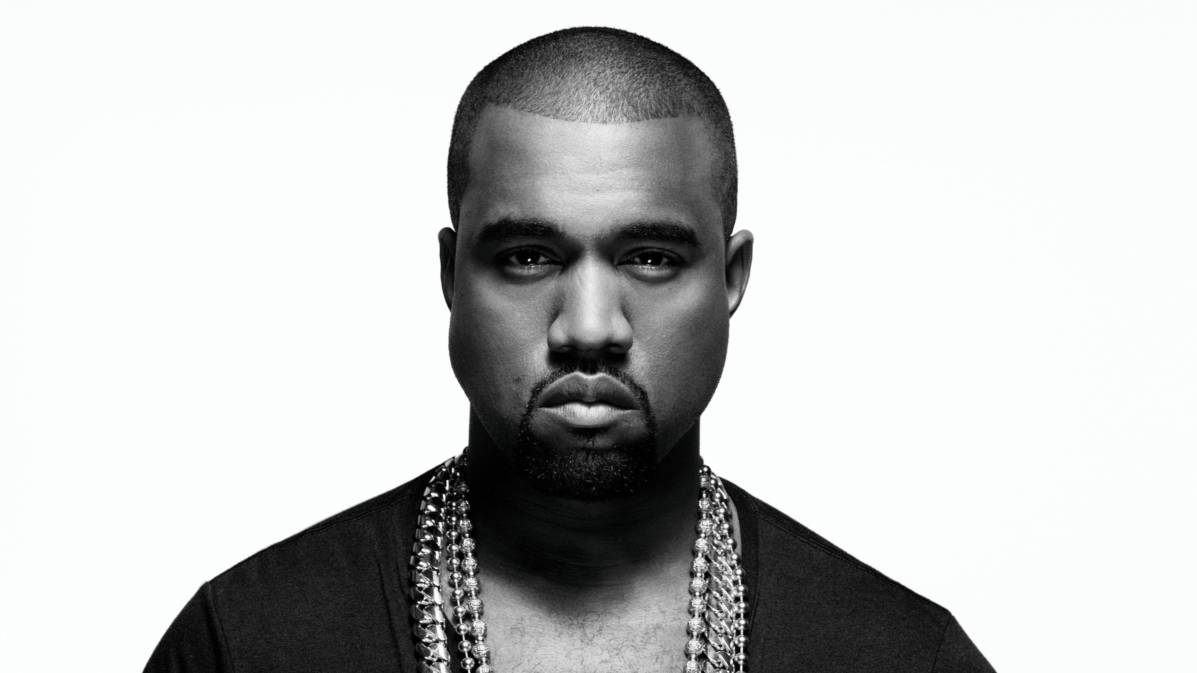 Kanye West Ye 桌布 壁紙 — 一張Kanye West的黑白肖像照，他戴著多層鏈條，在純白背景前凝視著鏡頭。