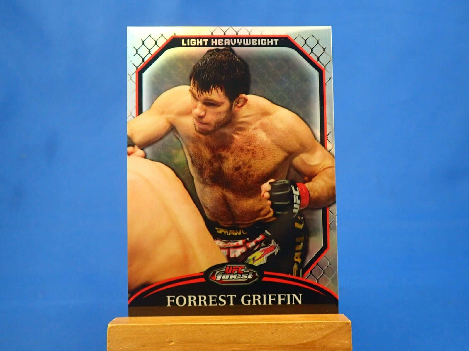 UFC 桌布 壁紙 — 一張UFC拳手卡，展示Forrest Griffin在藍色背景前擺出輕重量級姿勢。