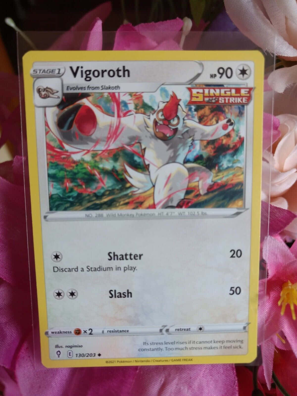 Pokémon 手機 桌布 壁紙 — 一張Vigoroth的寶可夢卡牌，被柔和的粉紅色和紫色花朵包圍的特寫鏡頭。