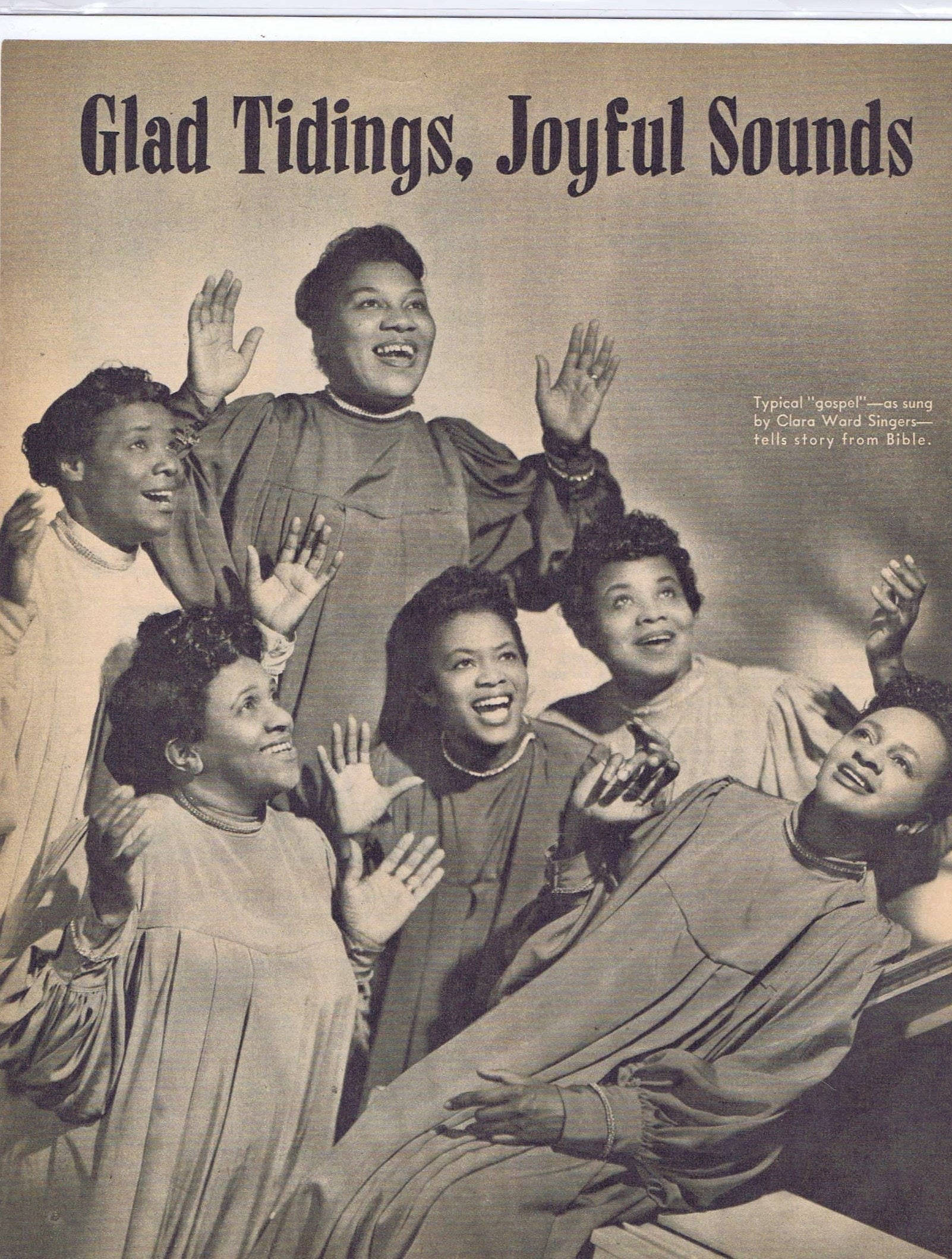 song 桌布 壁紙 — 一張五名身穿長袍的喜樂福音歌手在狂喜讚美中舉手的復古黑白照片。