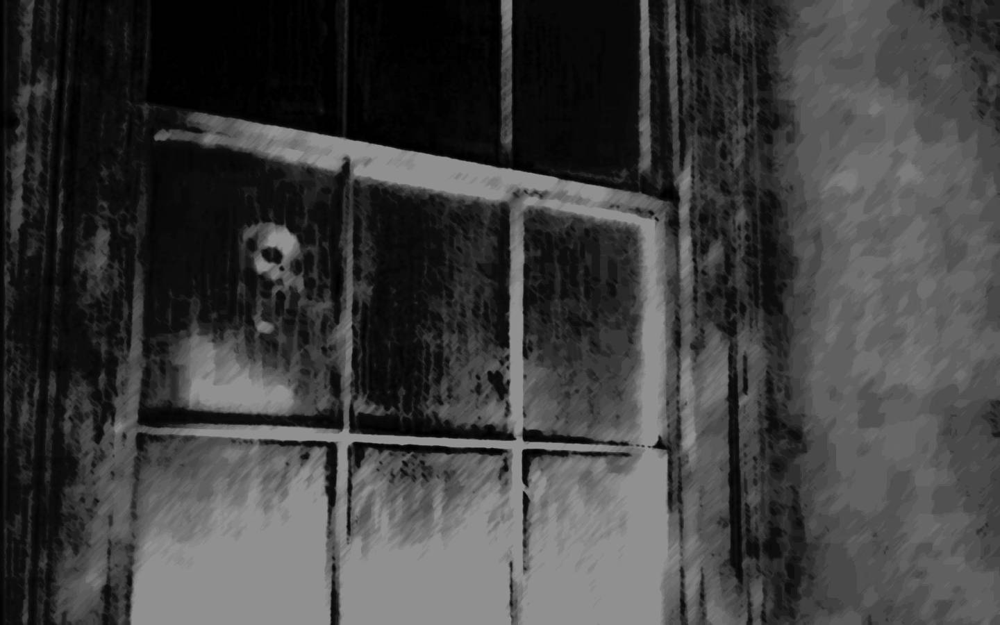 haunted 桌布 壁紙 — 一張令人毛骨悚然的黑白圖像，顯示一個頭骨從一棟破舊建築物骯髒的多格窗戶中窺視。