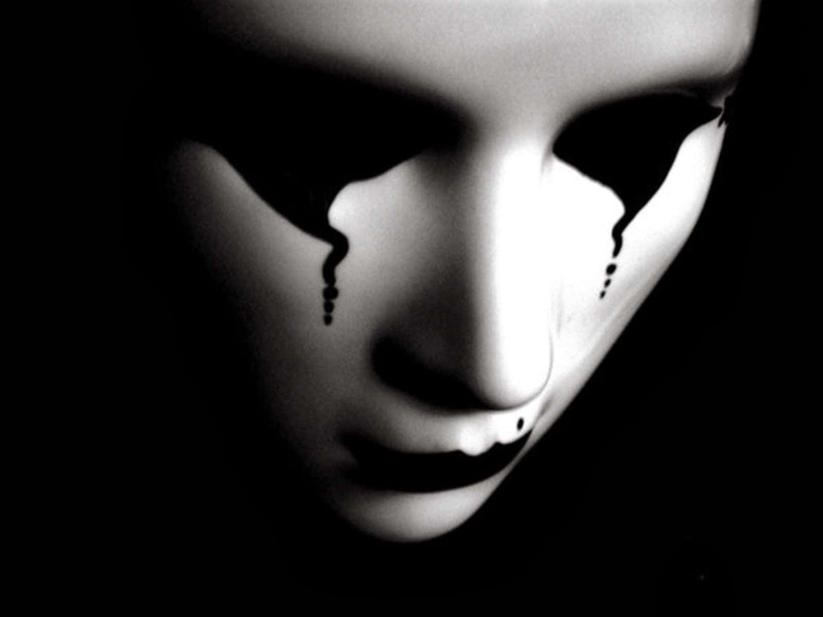 Alone 桌布 壁紙 — 一張令人毛骨悚然的黑白特寫臉孔，空洞的眼睛滴下鮮明的淚痕，背景是黑暗的虛空。