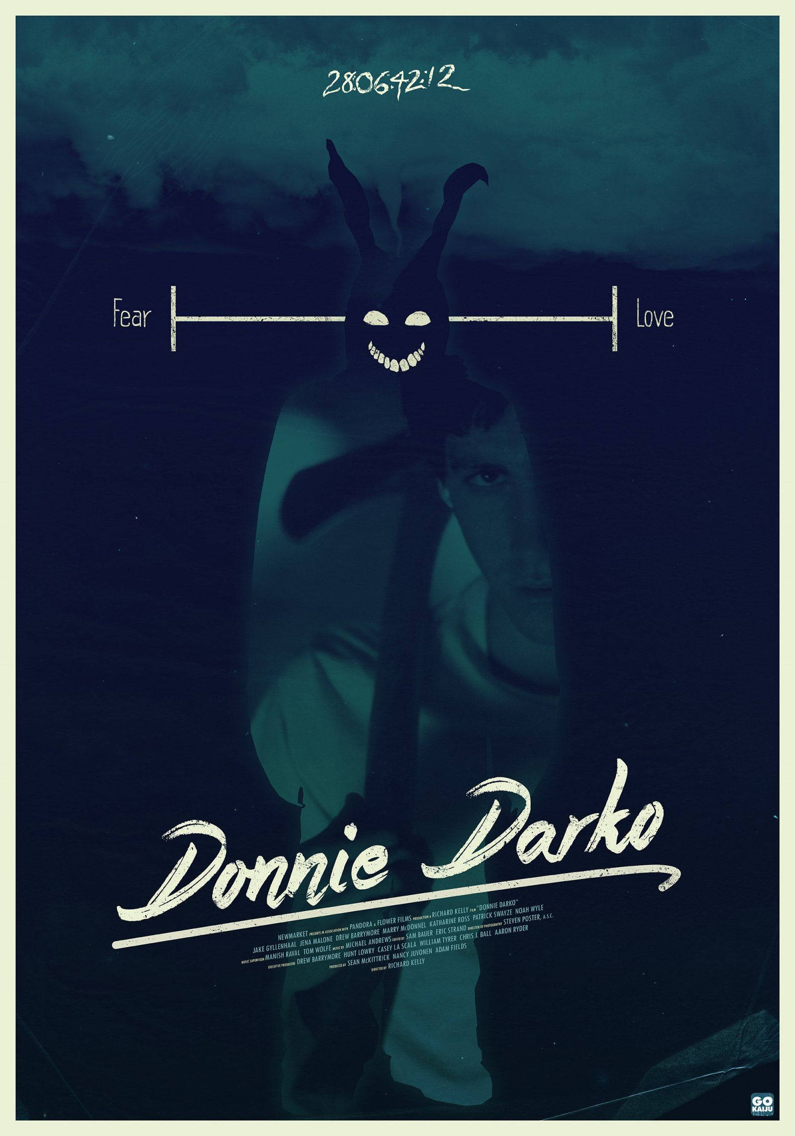 Darko 桌布 壁紙 — 一張令人難忘的《怵目驚魂28天》海報，描繪一個帶有惡魔兔頭的人物在標有「恐懼」和「愛」的天秤上保持平衡。