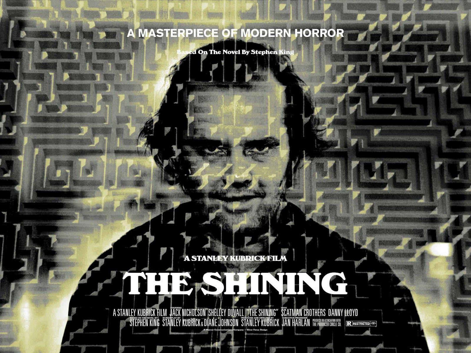Movie Poster 桌布 壁紙 — 一張令人難忘的《鬼店》電影海報，展示傑克·尼克遜令人不安的臉孔，疊加著迷宮圖案，採用詭異的黃色和黑色色調。