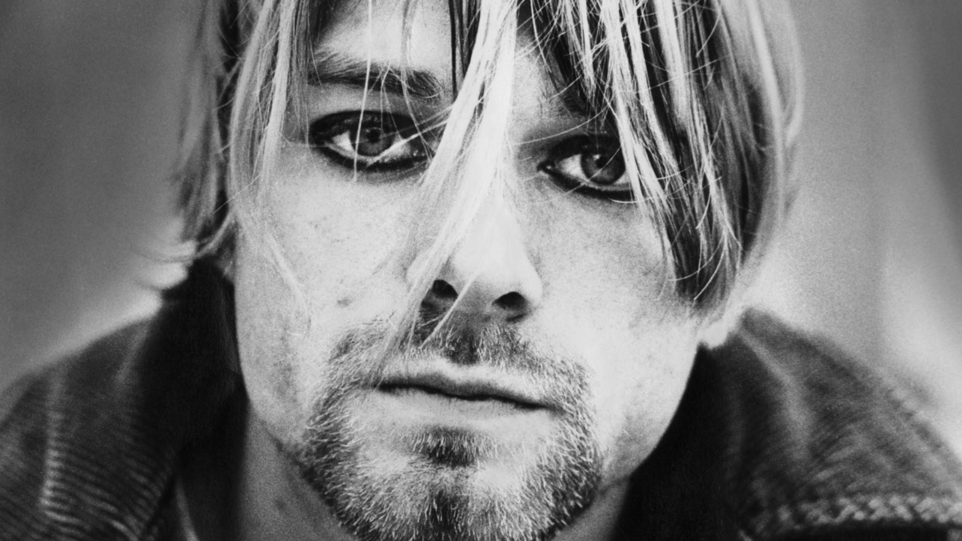 Cobain 桌布 壁紙 — 一張令人難忘的寇特·柯本黑白特寫，一縷頭髮垂落在他強烈的目光上。