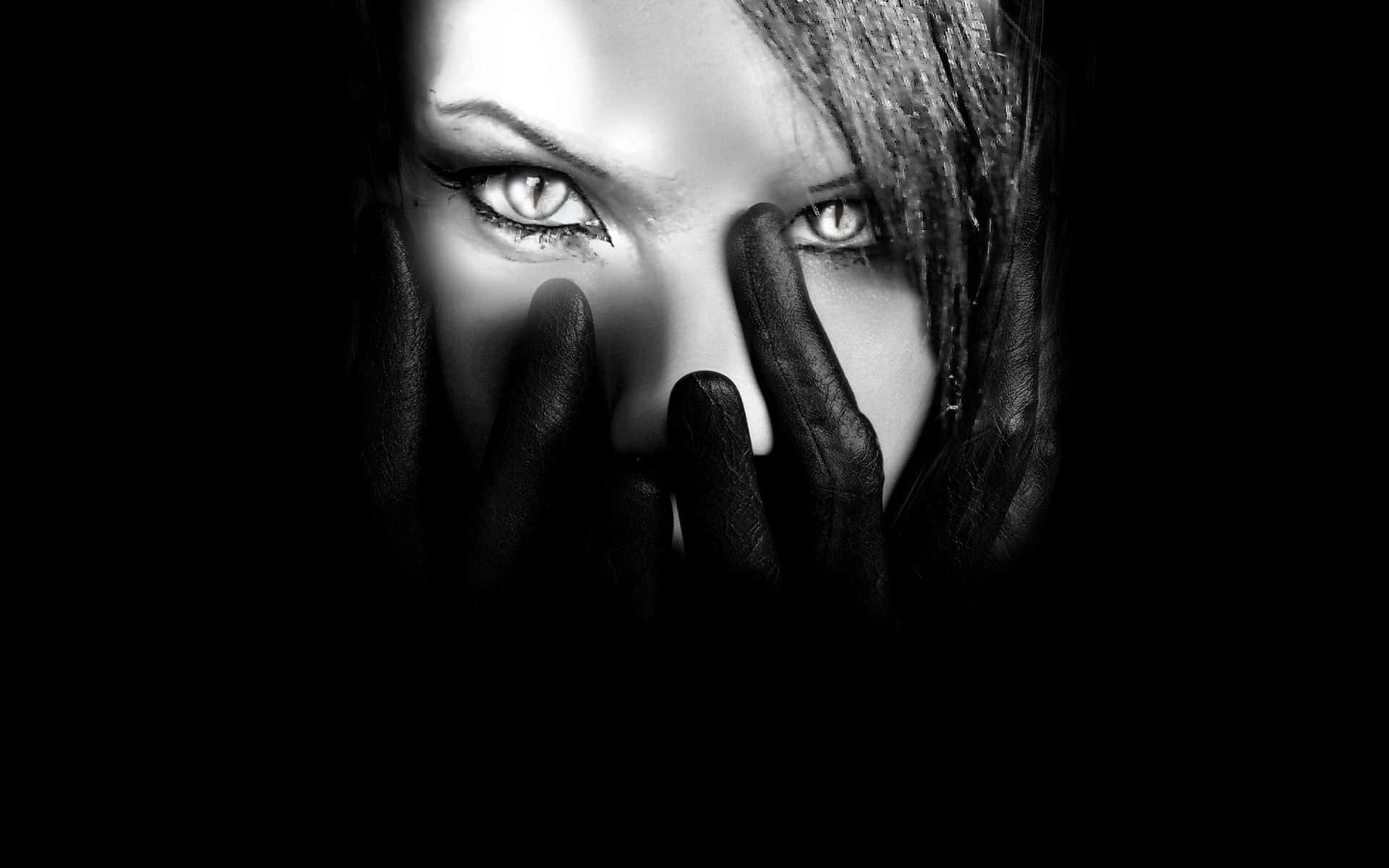 Black Is Beautiful 桌布 壁紙 — 一張令人難忘的黑白肖像，捕捉到女性戴著手套的手指間窺視的強烈眼神，背景是黑暗虛空。