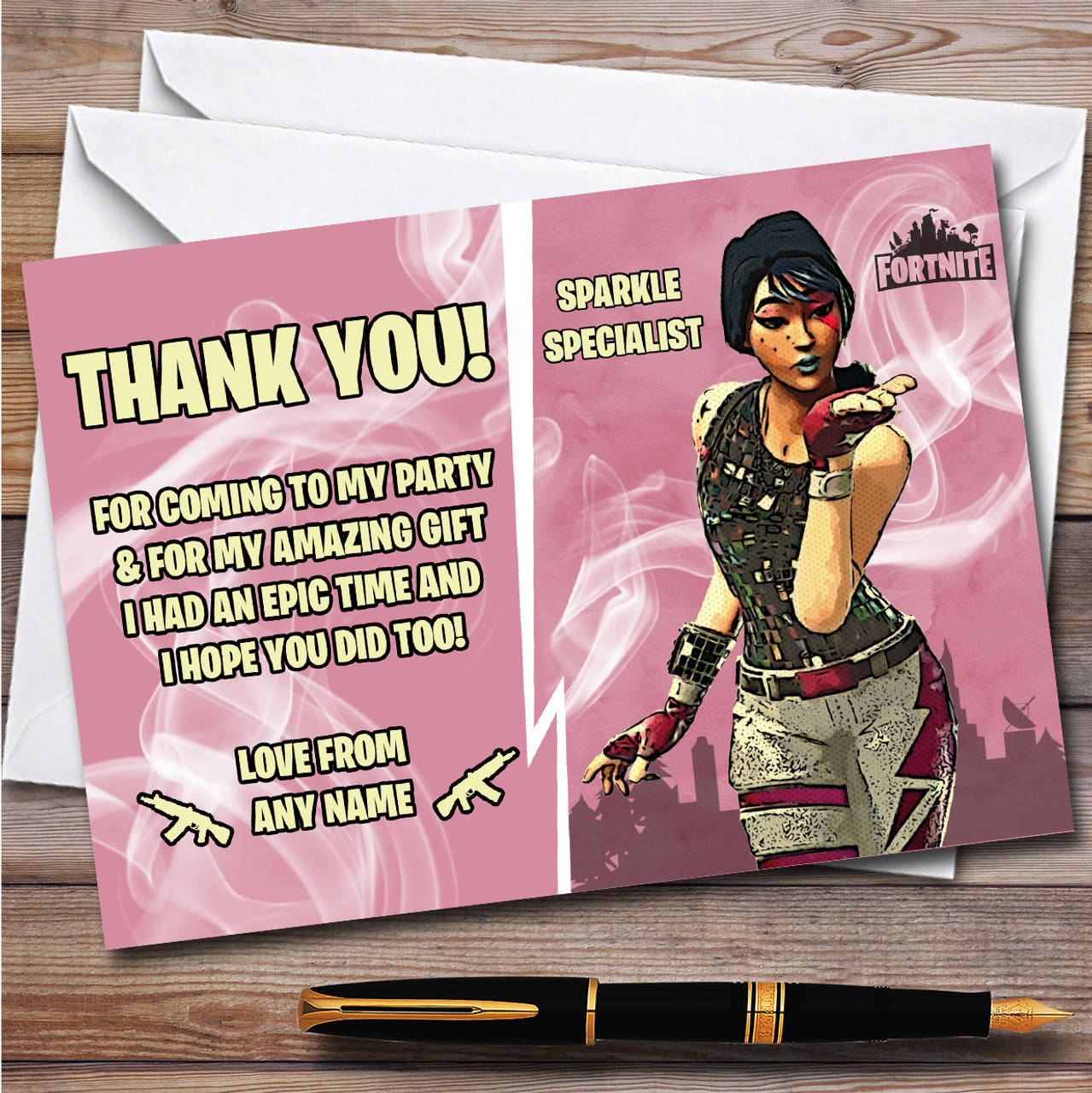 Sparkle Specialist Fortnite 桌布 壁紙 — 一張以 Fortnite 為主題的感謝卡，上面有一個名為 Sparkle Specialist 的角色，背景為粉紅色並帶有煙霧效果，放置在木質表面上，旁邊有一支黑色鋼筆。