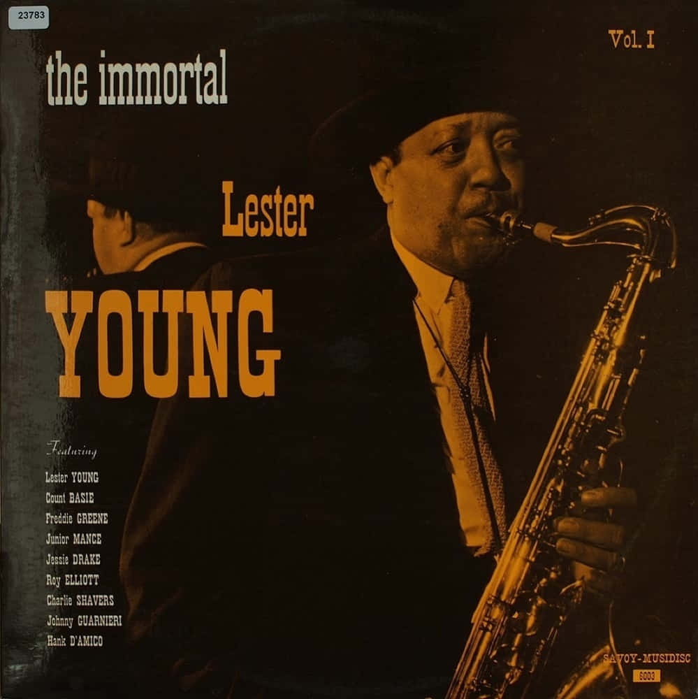 Celebrity 桌布 壁紙 — 一張以深色背景為襯托、爵士薩克斯風手 Lester Young 專注演奏樂器的懷舊棕褐色調肖像。