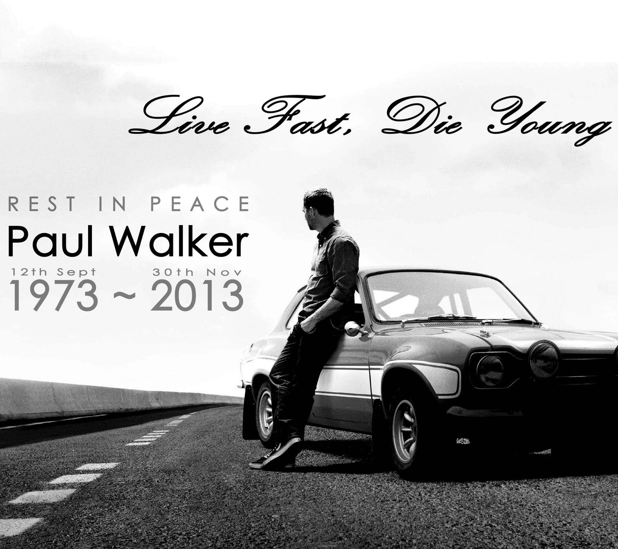 Paul Walker 桌布 壁紙 — 一張保羅·沃克靠著復古車在開闊道路上的黑白致敬照片，附有紀念文字。