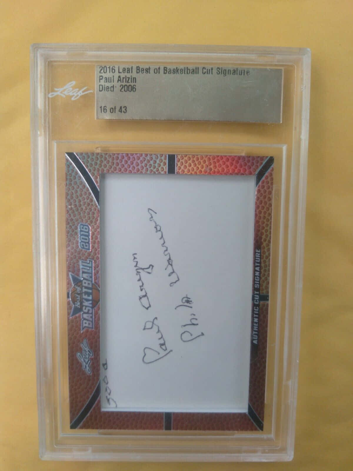 card 桌布 壁紙 — 一張保羅·阿里金簽名的2016年Leaf籃球卡，封裝在帶有黃色背景的保護板中。