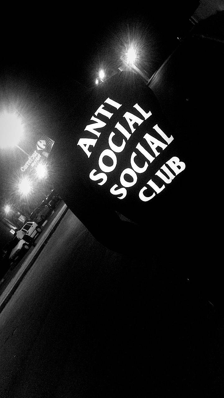 club 桌布 壁紙 — 一張傾斜的黑白照片，顯示「ANTI SOCIAL SOCIAL CLUB」標誌在夜間街燈下發光。