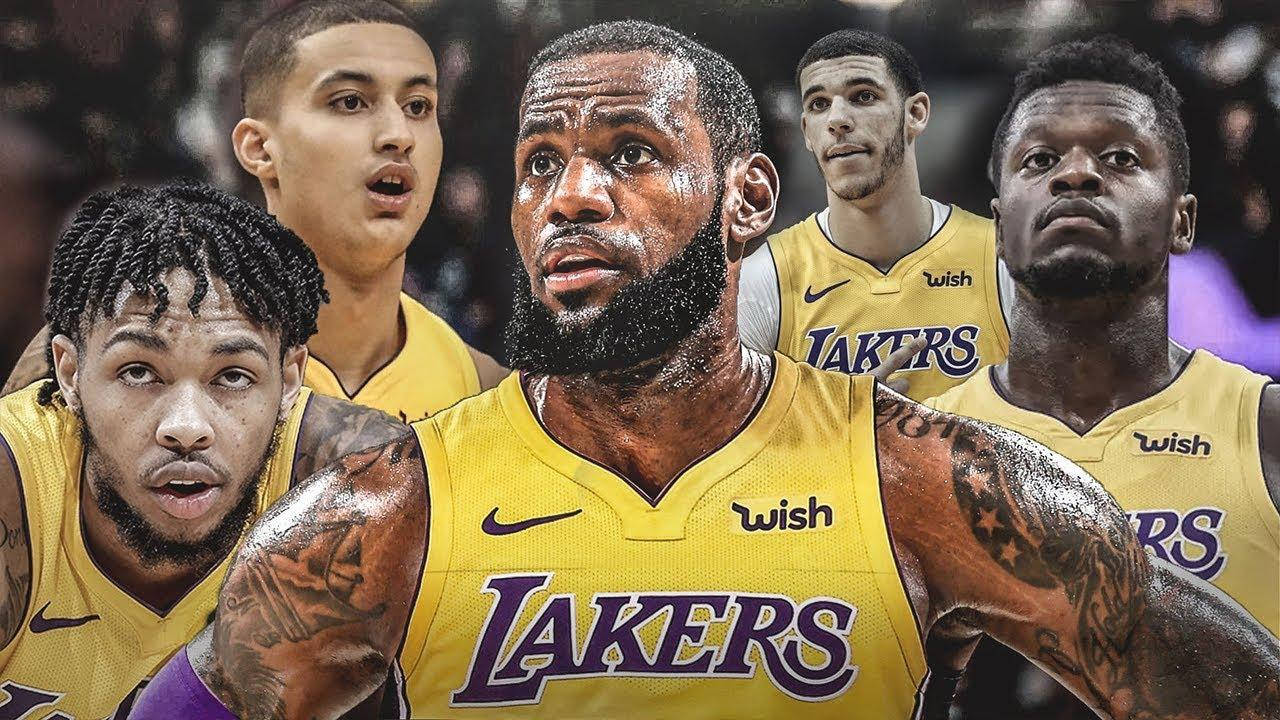 NBA 桌布 壁紙 — 一張充滿動感的拼貼畫，展示洛杉磯湖人隊籃球運動員身穿黃色球衣，表情專注而強烈。