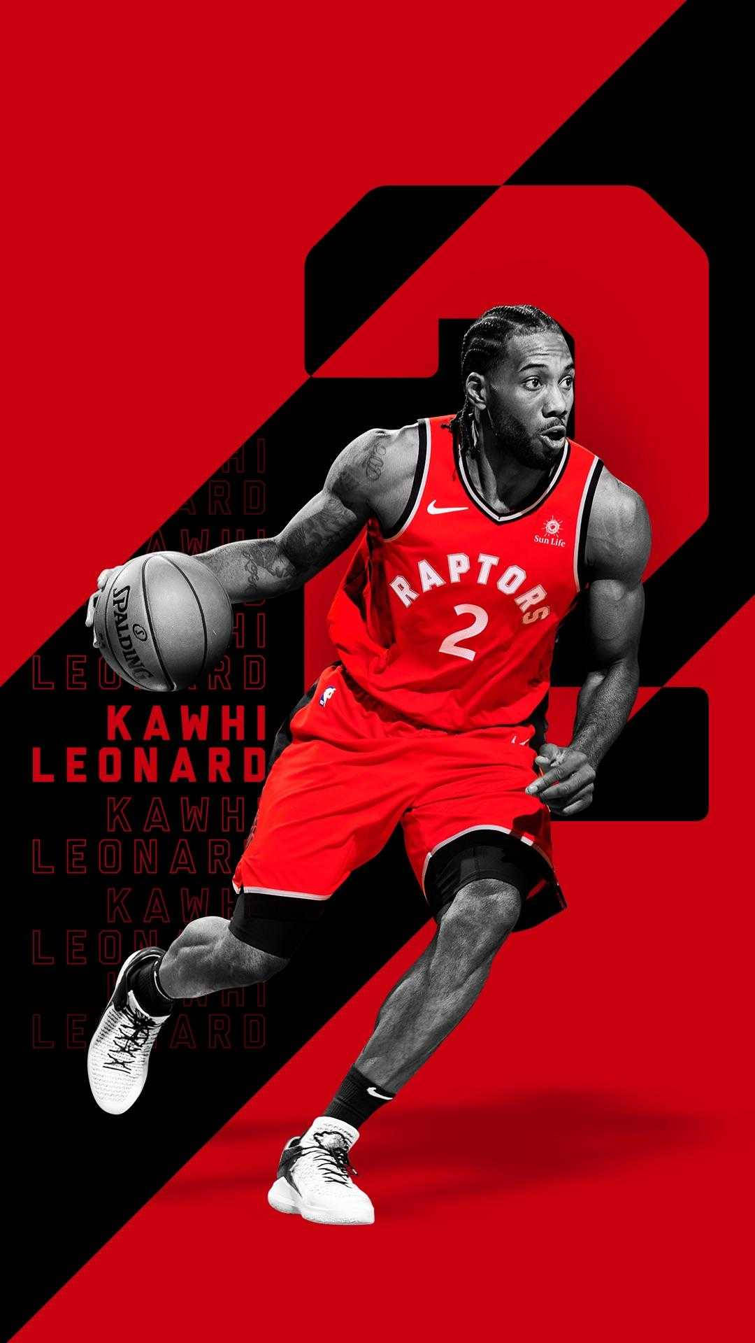 4K籃球壁紙 桌布 壁紙 — 一張充滿動感的黑白照片，Kawhi Leonard 身穿紅色 Raptors 球衣，在搶眼的紅黑背景前運球。