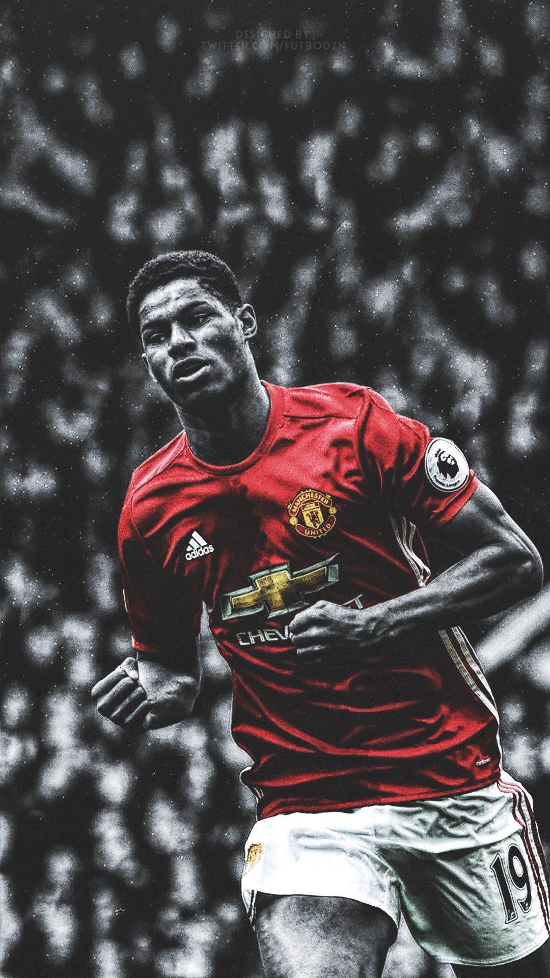 Rashford 桌布 壁紙 — 一張充滿動感的黑白照片，一名身穿紅色曼聯球衣的足球員正全神貫注地衝刺。