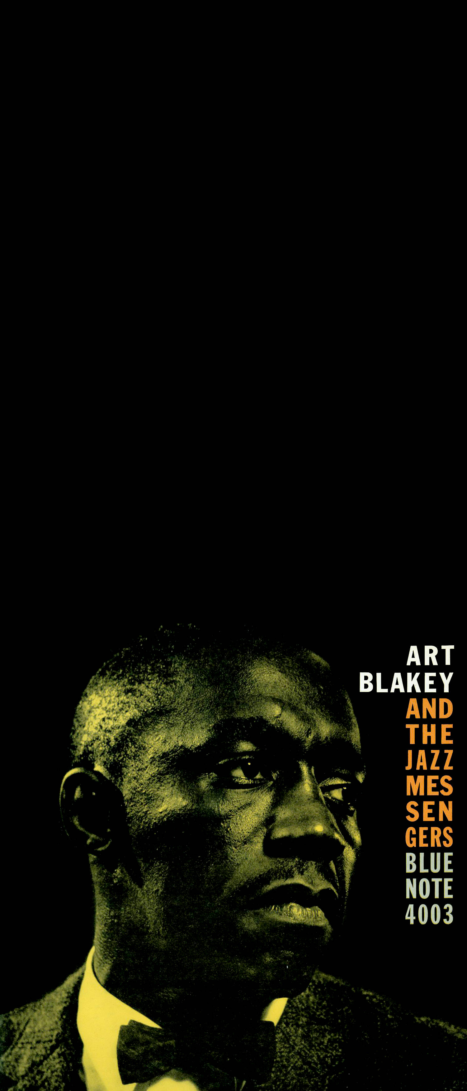 album 桌布 壁紙 — 一張充滿氛圍的爵士鼓手 Art Blakey 肖像，身穿深色西裝和領結，背景為黑色並帶有黃色文字。