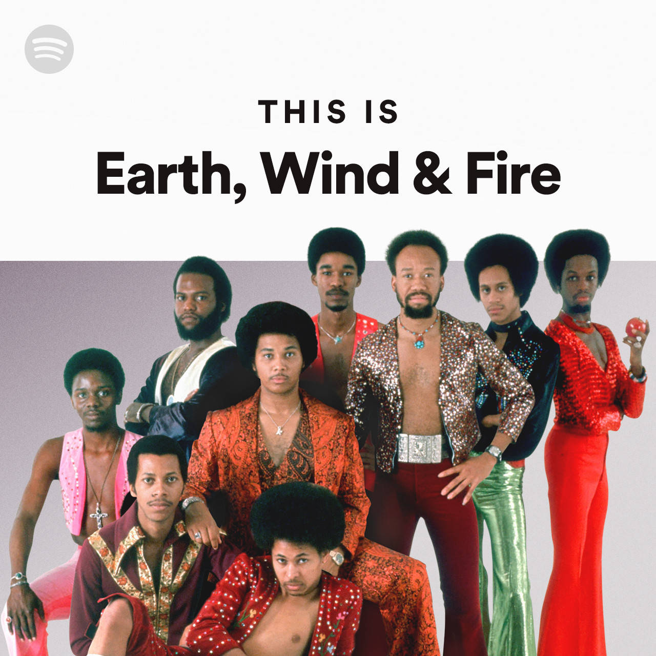band 桌布 壁紙 — 一張充滿活力的 1970 年代照片，Earth Wind & Fire 樂團成員穿著大膽的亮片服裝，在樸素的背景下自信地擺姿勢。