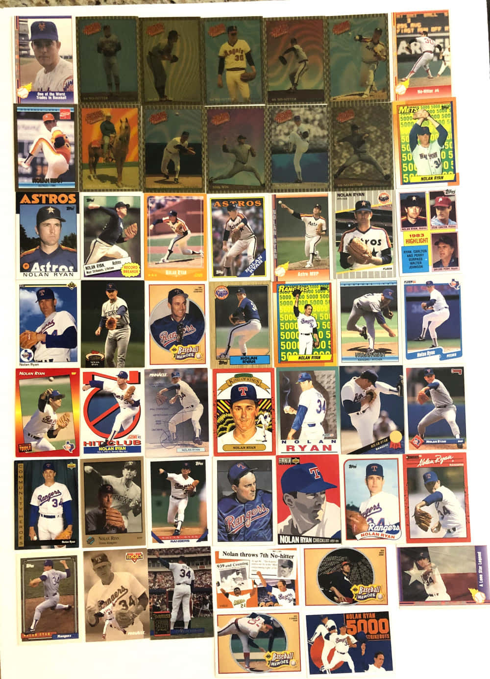 Baseball Cards 桌布 壁紙 — 一張充滿活力的 Nolan Ryan 棒球交易卡拼貼畫，展示他在不同球隊制服和姿勢下的職業生涯亮點。