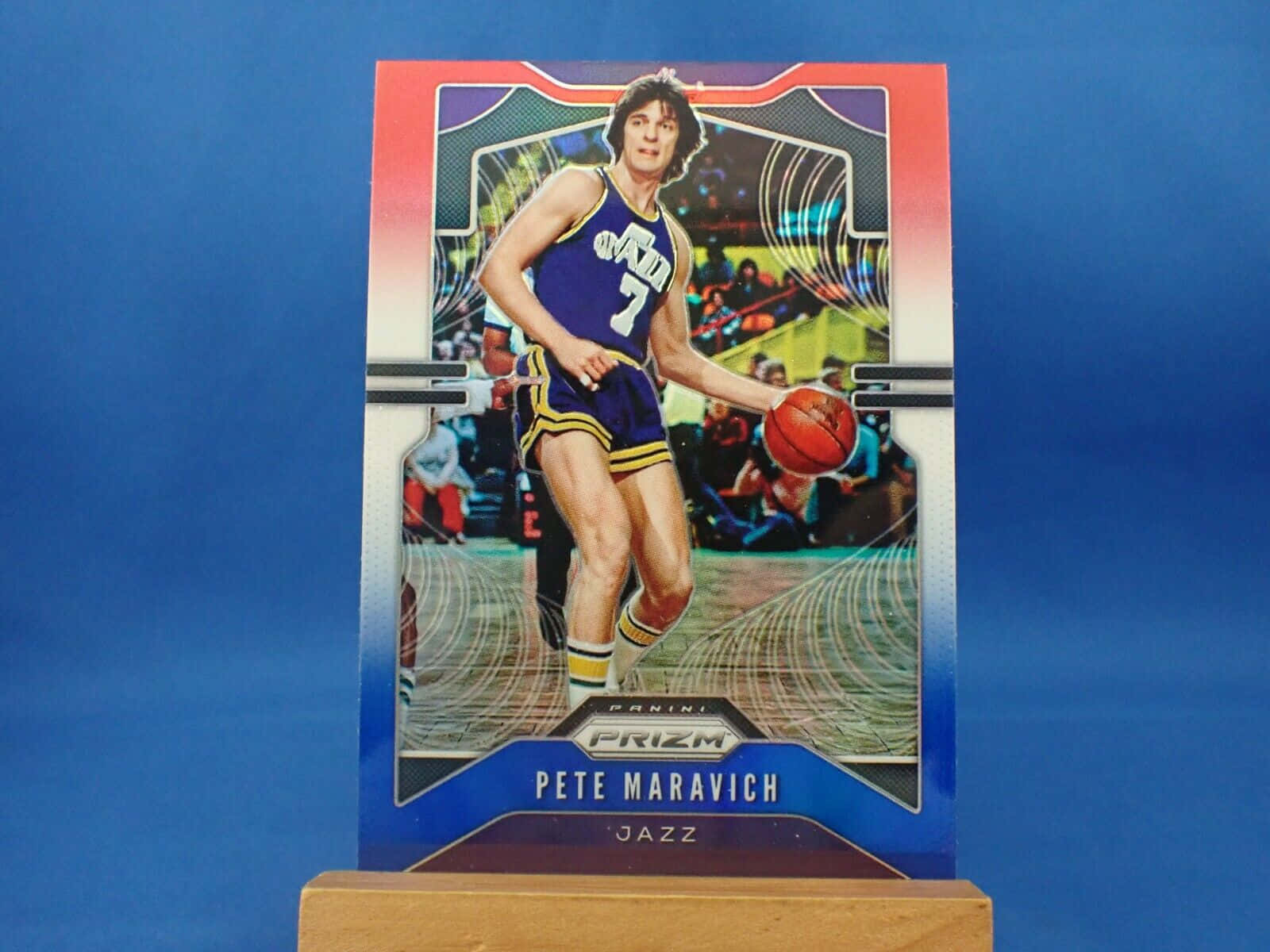 NBA 桌布 壁紙 — 一張充滿活力的 Panini Prizm 籃球收藏卡，描繪身穿爵士隊球衣的 Pete Maravich 在藍色背景下運球。