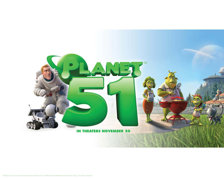 桌布 壁紙 — 一張充滿活力的《Planet 51》3D 渲染電影海報，展示一位驚訝的太空人與機器人站在巨大的綠色標題文字旁，而外星人家庭在藍天下附近燒烤。