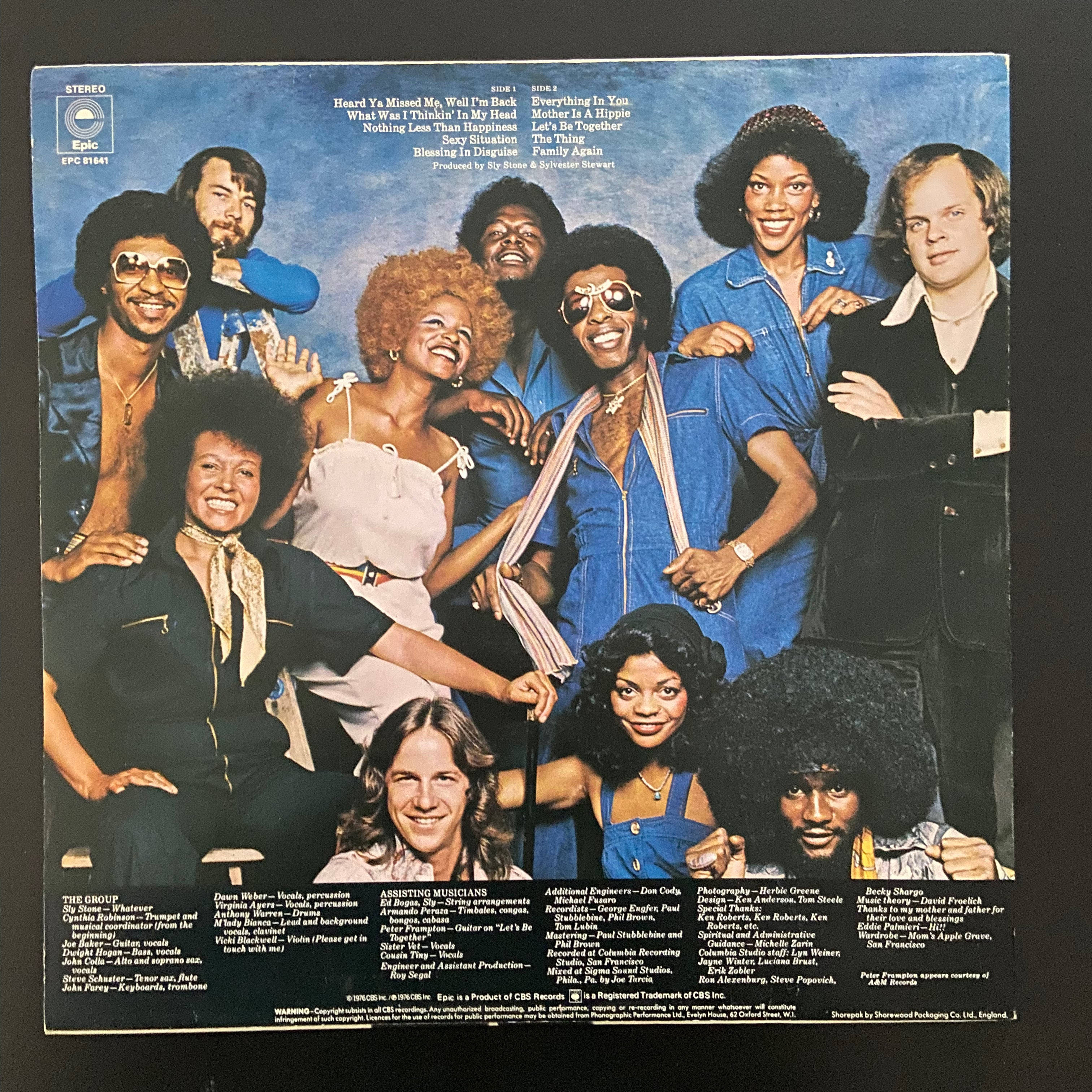 band 桌布 壁紙 — 一張充滿活力的1970年代照片，The Stylistics 組合穿著大膽的藍白服裝，在純藍色背景前一起擺姿勢。