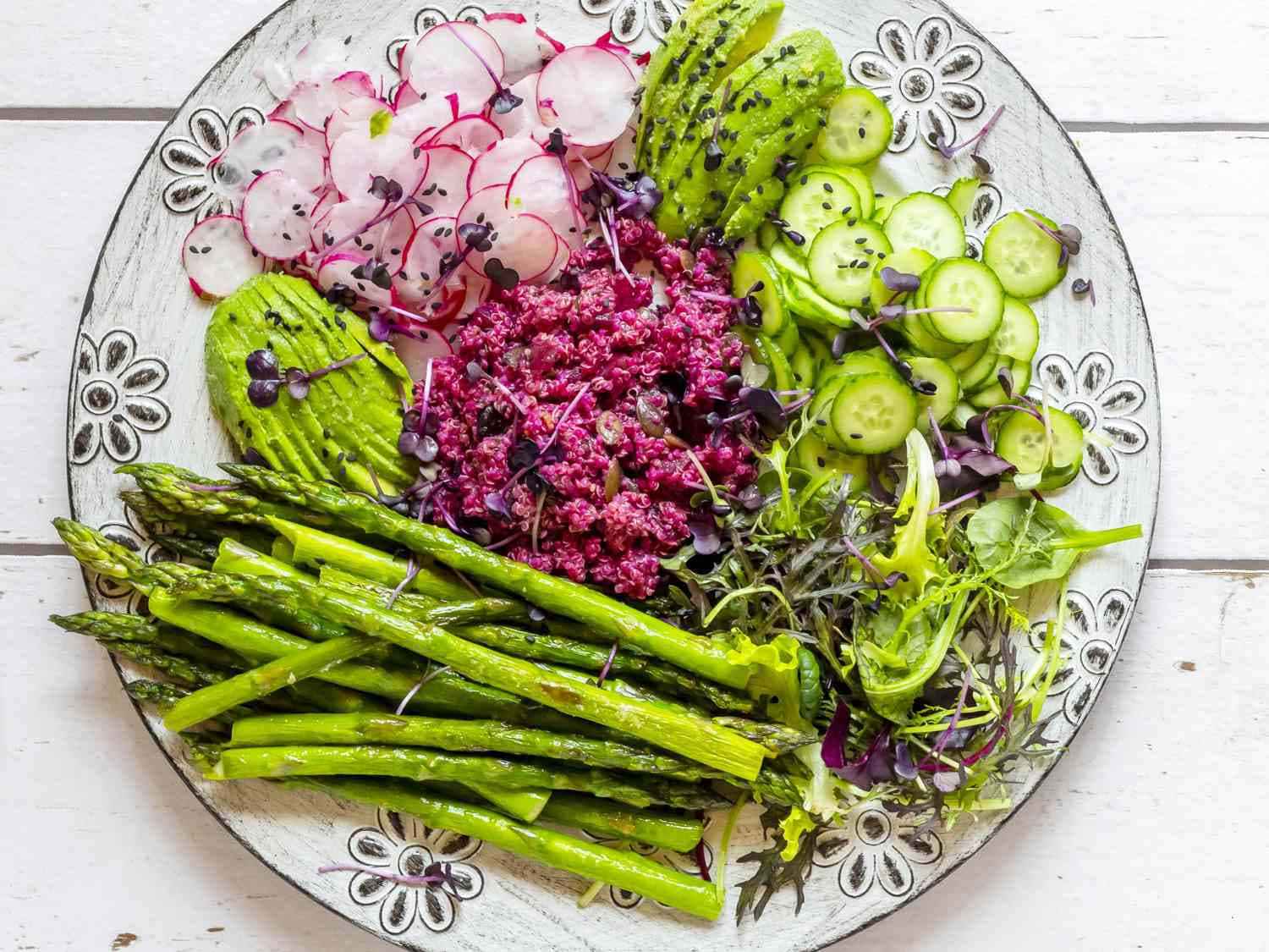 Beautiful Food 桌布 壁紙 — 一張充滿活力的俯拍照片，展示放在花卉圖案盤子上的色彩繽紛沙拉，內有蘆筍、蘿蔔、酪梨和微型菜苗。