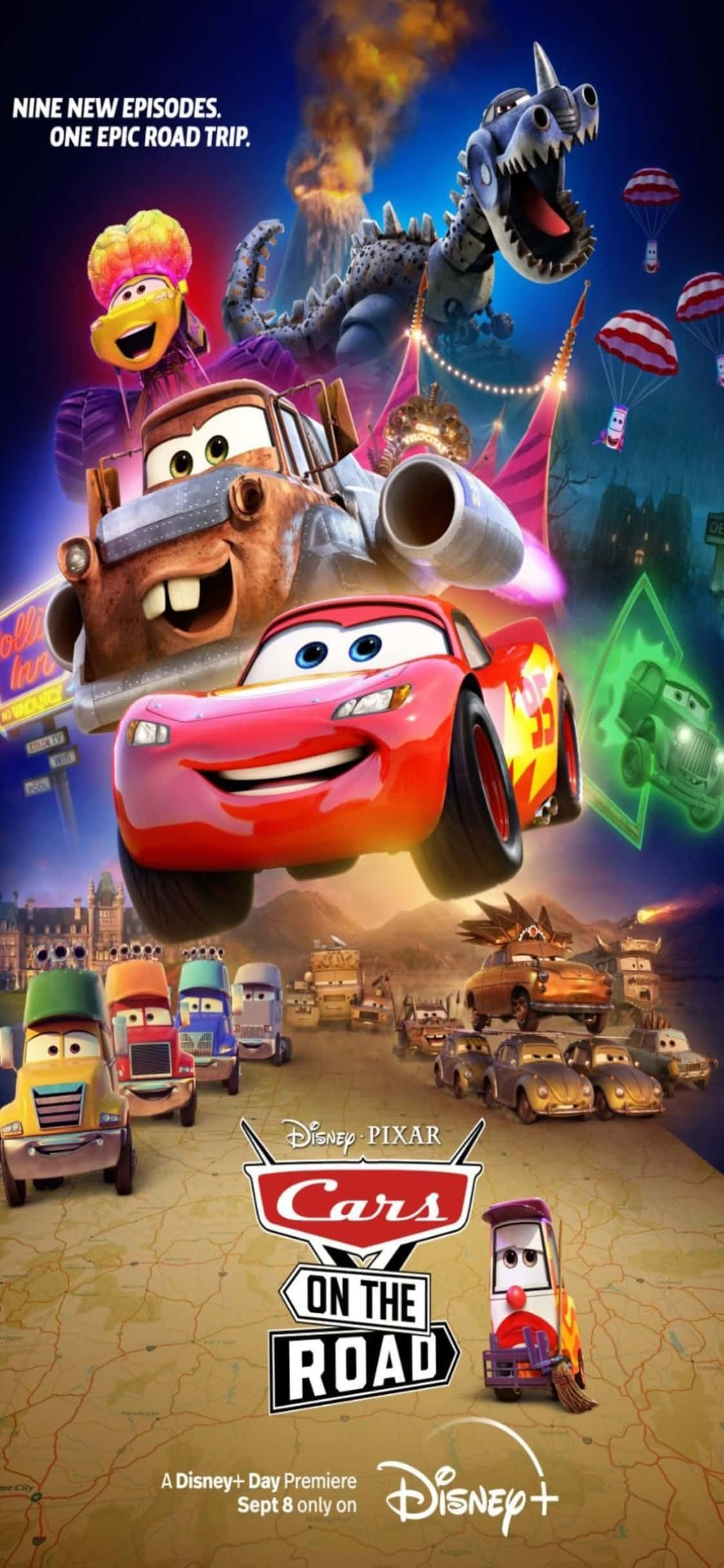 Lightning Mcqueen 桌布 壁紙 — 一張充滿活力的動畫海報，閃電麥坤和拖車阿麥在一個充滿擬人化汽車和奇幻生物的混亂沙漠小鎮中競速。