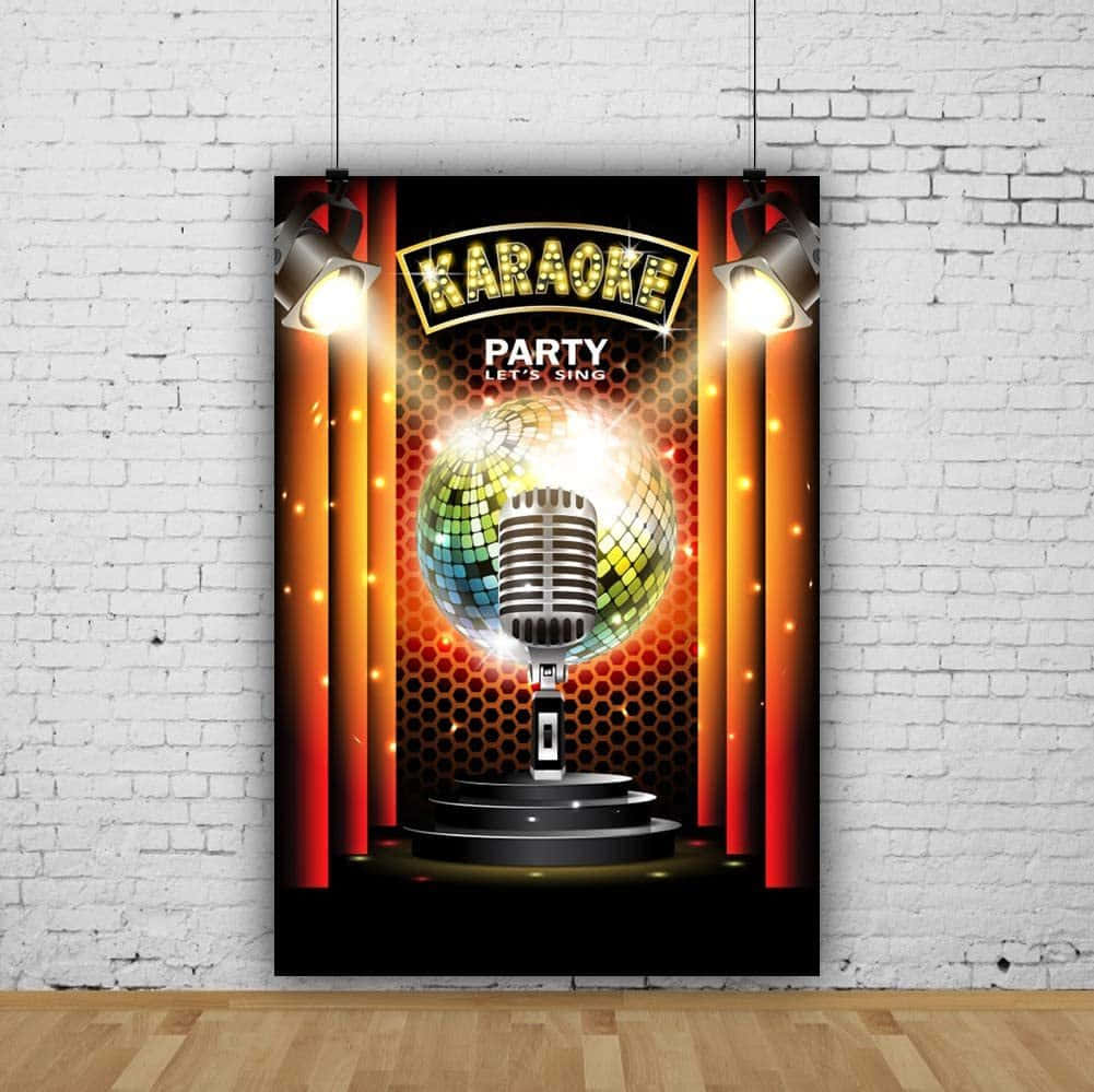 Karaoke 桌布 壁紙 — 一張充滿活力的卡拉OK海報，以閃爍的迪斯科球和復古麥克風為特色，在聚光燈下，背景為蜂窩狀。
