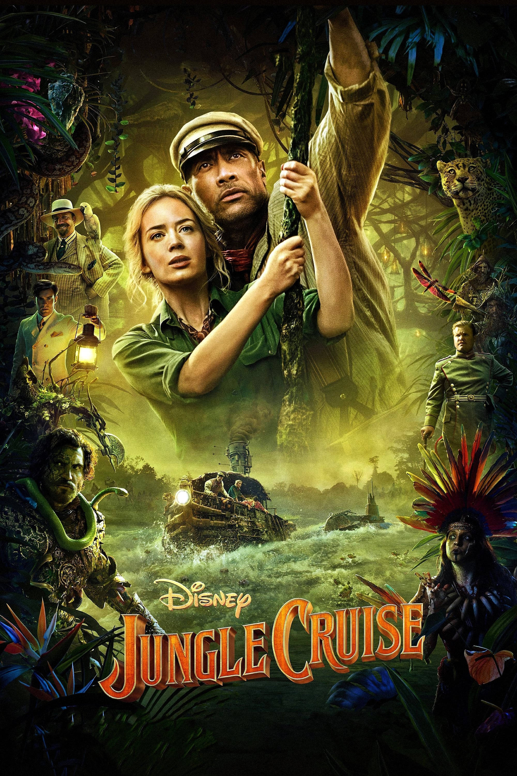 Jungle Cruise 桌布 壁紙 — 一張充滿活力的叢林冒險海報，描繪一名男子和女子在茂密樹葉中盪來盪去，下方有一艘河船，周圍有異國生物。