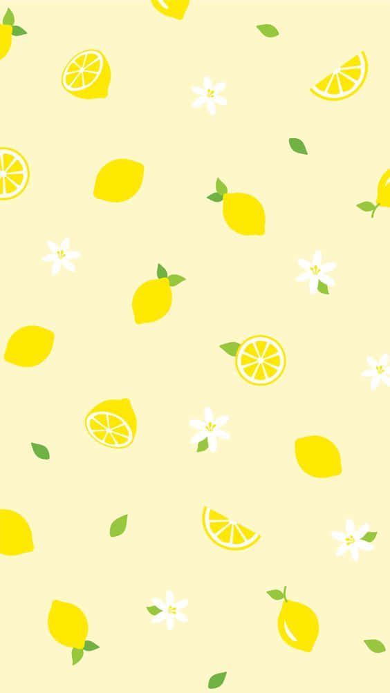 Aesthetic Yellow 桌布 壁紙 — 一張充滿活力的壁紙，上面散落著黃色檸檬片、完整的花朵和葉子，背景是淡黃色。