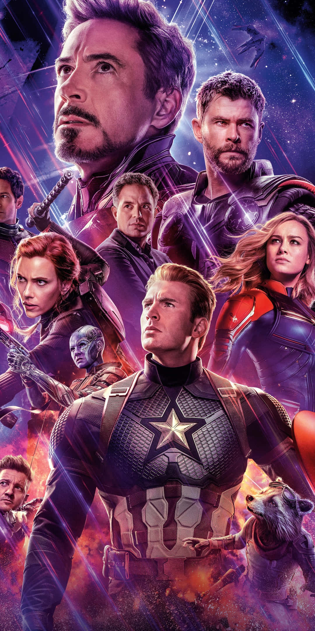 brie larson 桌布 壁紙 — 一張充滿活力的宇宙超級英雄海報，以美國隊長為中心，與鋼鐵人、索爾、黑寡婦及其他英雄一起，背景是星光燦爛的紫色和橙色星雲。