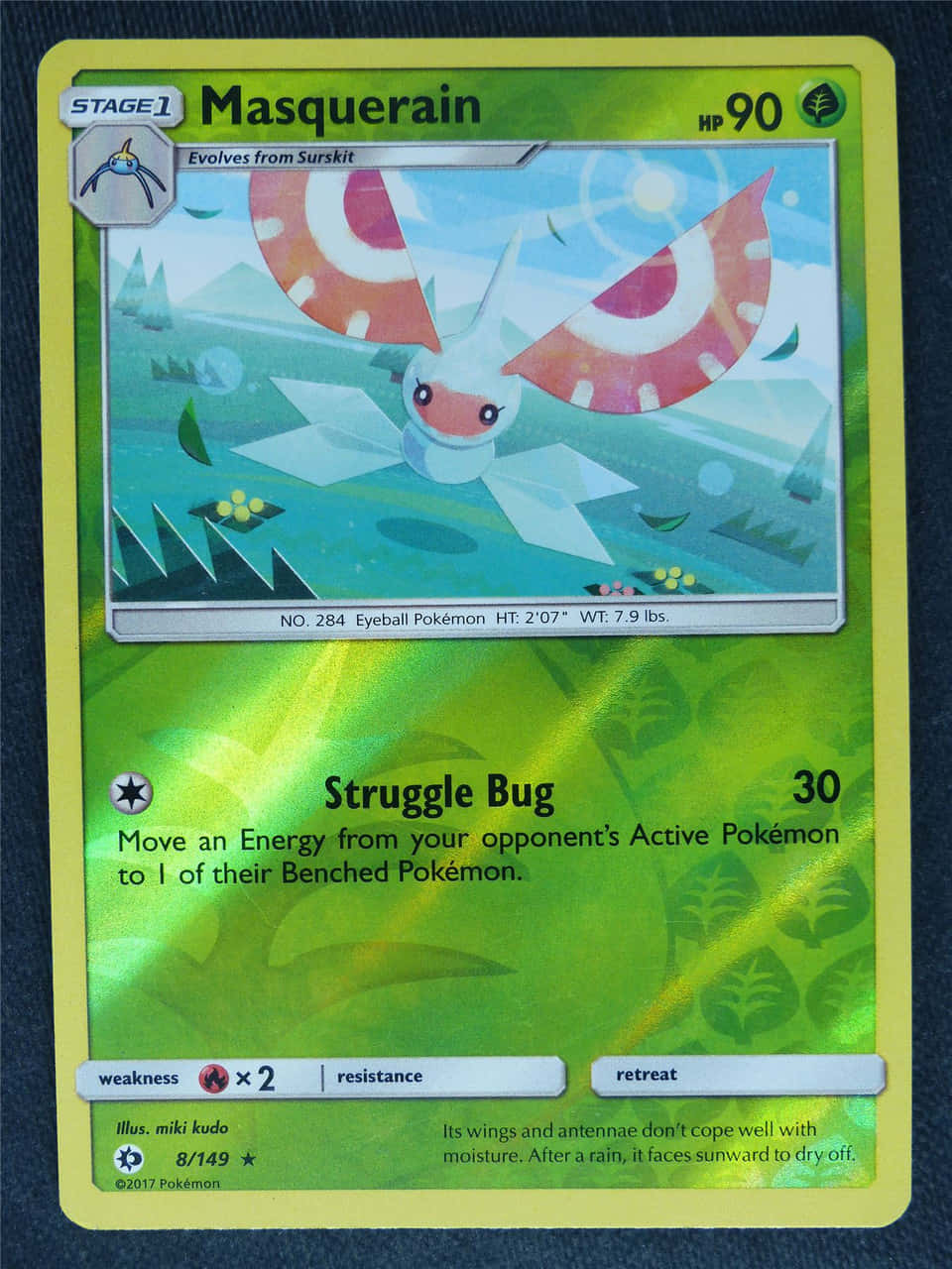 Pokemon Card 桌布 壁紙 — 一張充滿活力的寶可夢卡牌，描繪了雨翅蛾展開紅白翅膀，在晴朗天空下飛越綠色景觀。