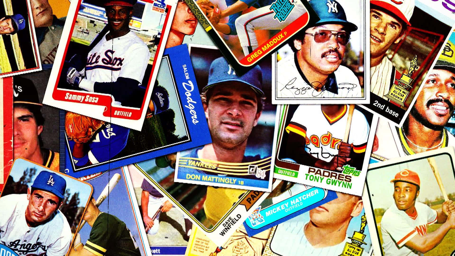 Baseball Cards 桌布 壁紙 — 一張充滿活力的復古棒球交易卡拼貼畫， featuring 像 Sammy Sosa 和 Greg Maddux 這樣的標誌性球員，採用經典的 1980 年代設計。