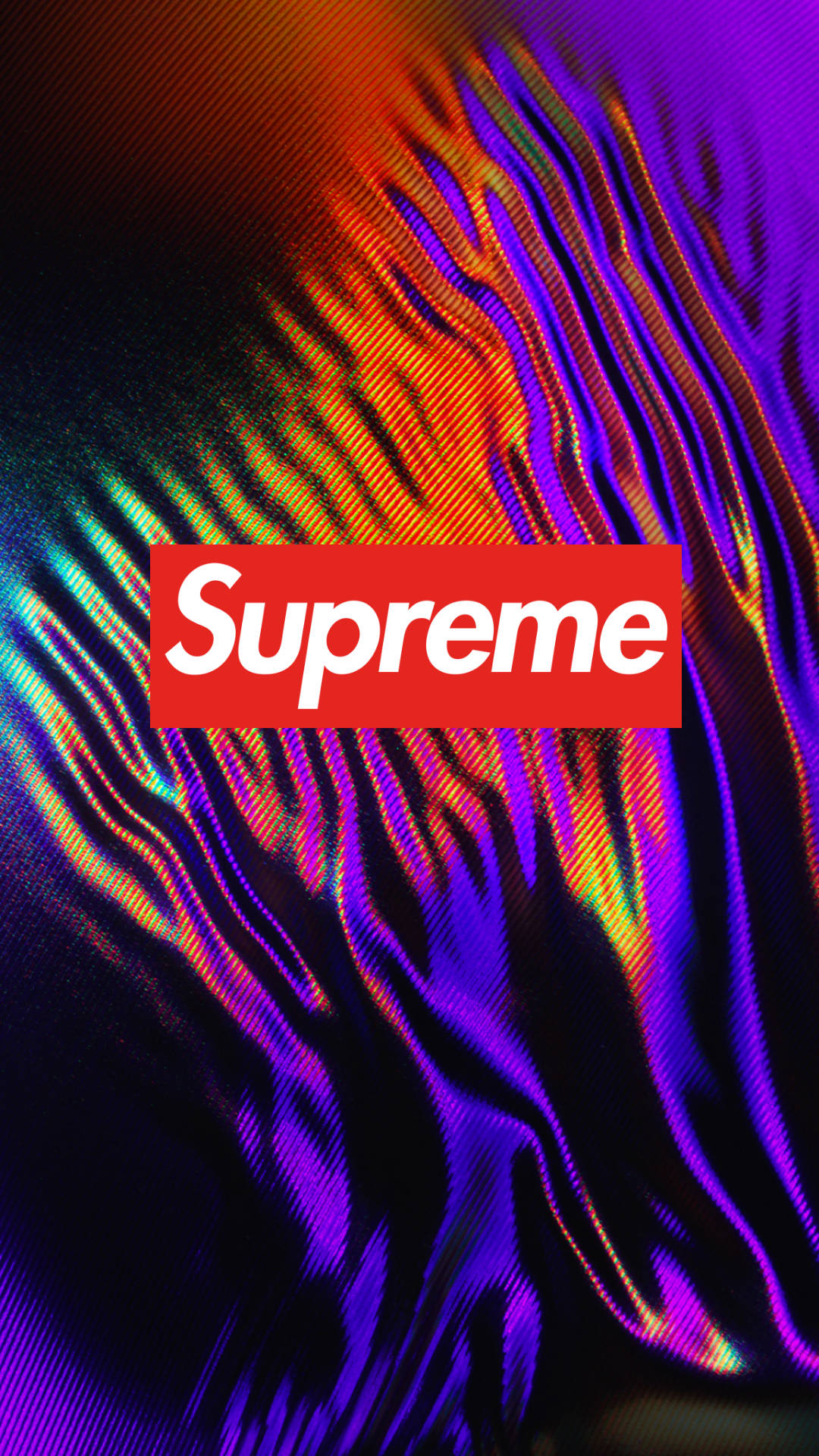 supreme 桌布 壁紙 — 一張充滿活力的抽象數位桌布，中央是紅色Supreme標誌，背景為紫色、橙色和藍色的漩渦全息漸變。