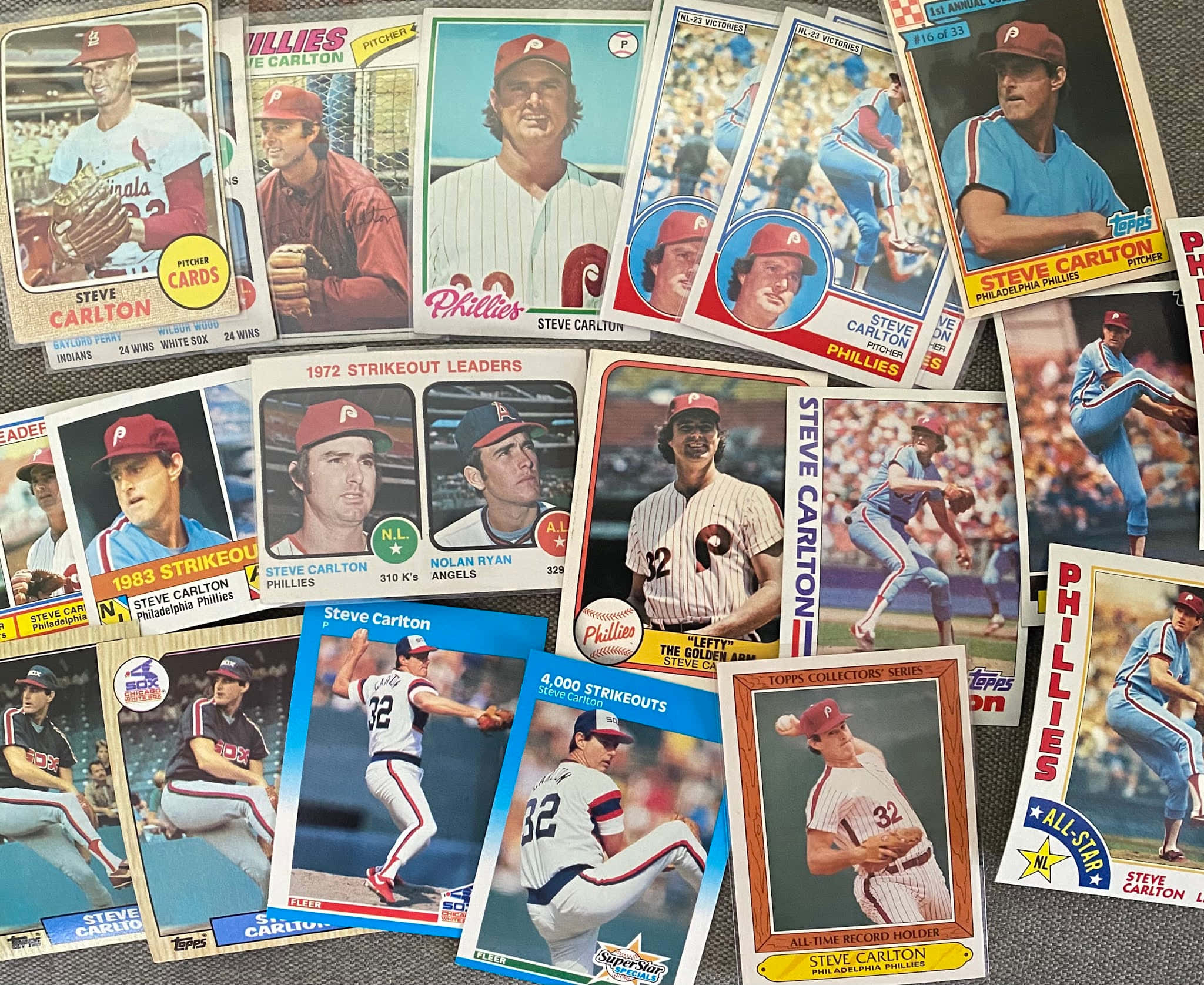 Baseball Cards 桌布 壁紙 — 一張充滿活力的拼貼畫，展示史蒂夫·卡爾頓的復古棒球交易卡散落在深色表面上，突出他的職業生涯亮點和統計數據。