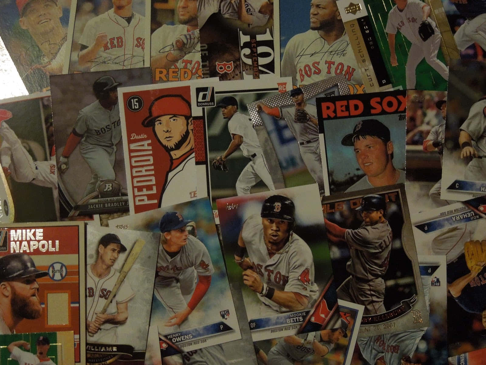 Baseball Cards 桌布 壁紙 — 一張充滿活力的拼貼畫，展示波士頓紅襪隊棒球交易卡密集重疊、色彩繽紛的畫面。