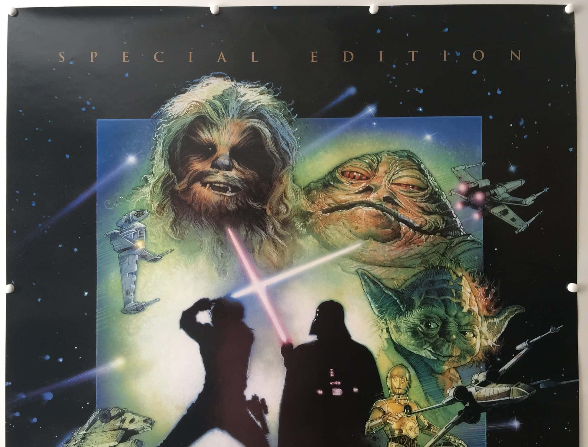 Return Of The Jedi 桌布 壁紙 — 一張充滿活力的星際大戰海報，描繪了丘巴卡、尤達和赫特人賈巴，以及手持光劍的剪影人物，背景是繁星點點的太空。
