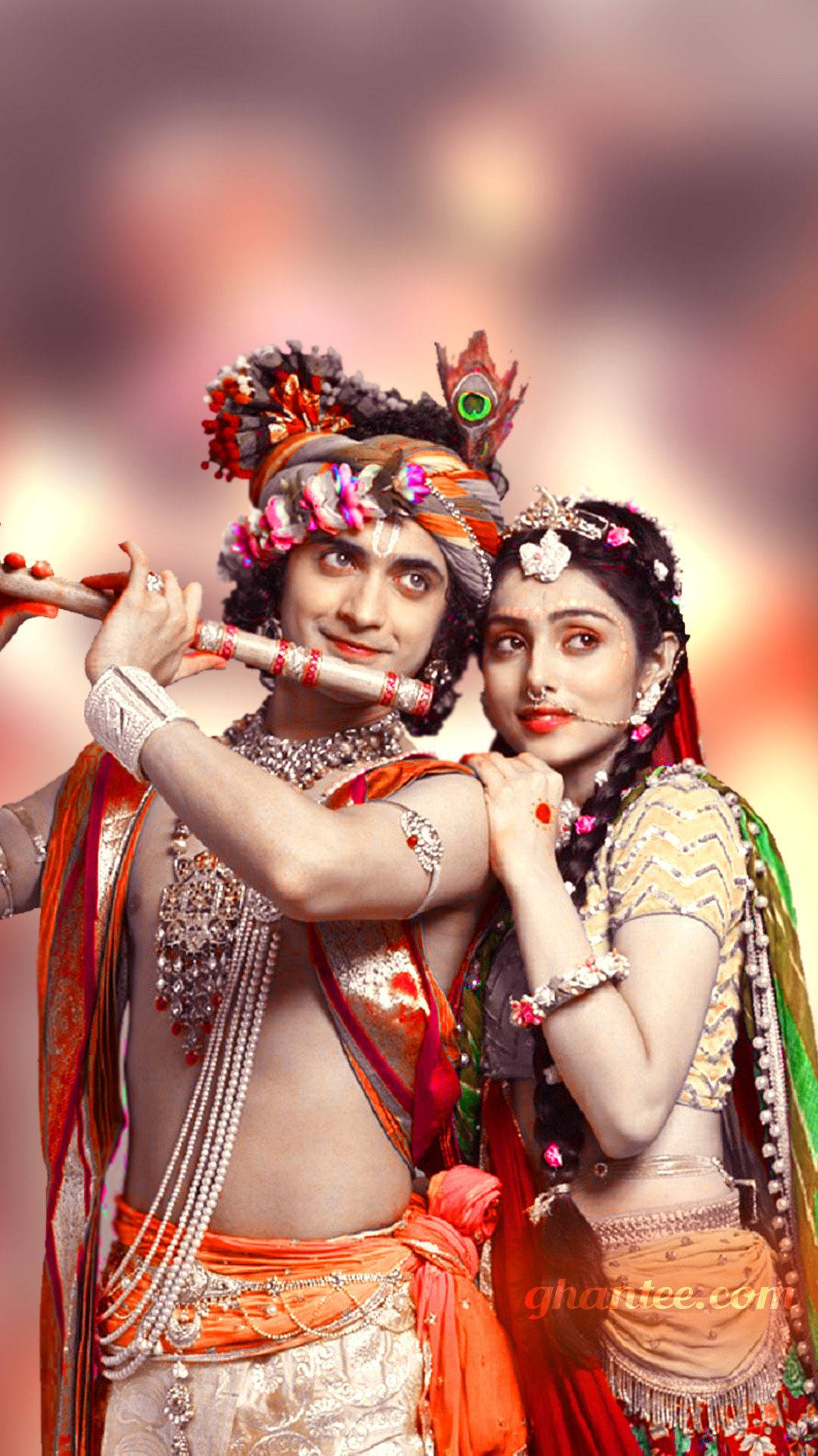 radha krishna serial 桌布 壁紙 — 一張充滿活力的照片，描繪克里希納主在拉達旁邊吹奏長笛，兩人身著華麗的傳統服飾，背景柔和發光。