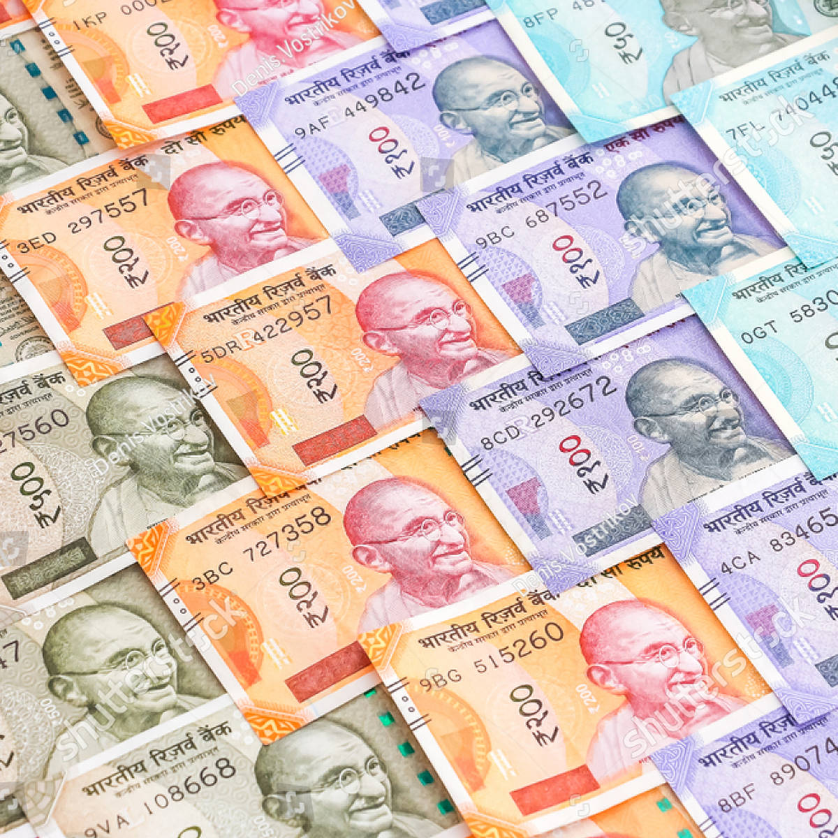 Money 桌布 壁紙 — 一張充滿活力的特寫，展示重疊的印度盧比紙幣，上面有聖雄甘地，展現色彩繽紛的面額和複雜的安全細節。