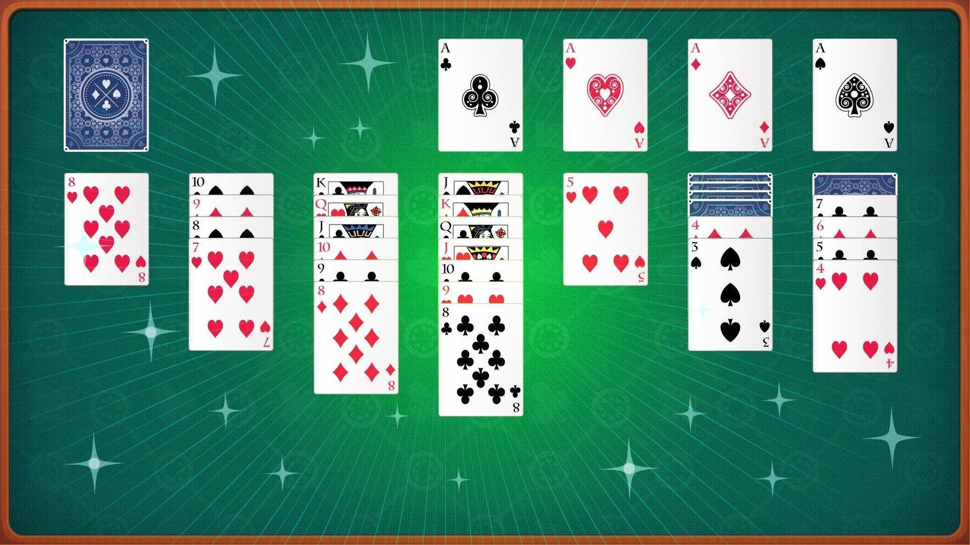 Solitaire 桌布 壁紙 — 一張充滿活力的綠色氈面撲克桌展示了一組撲克牌，包括A和花牌，為遊戲排列好。