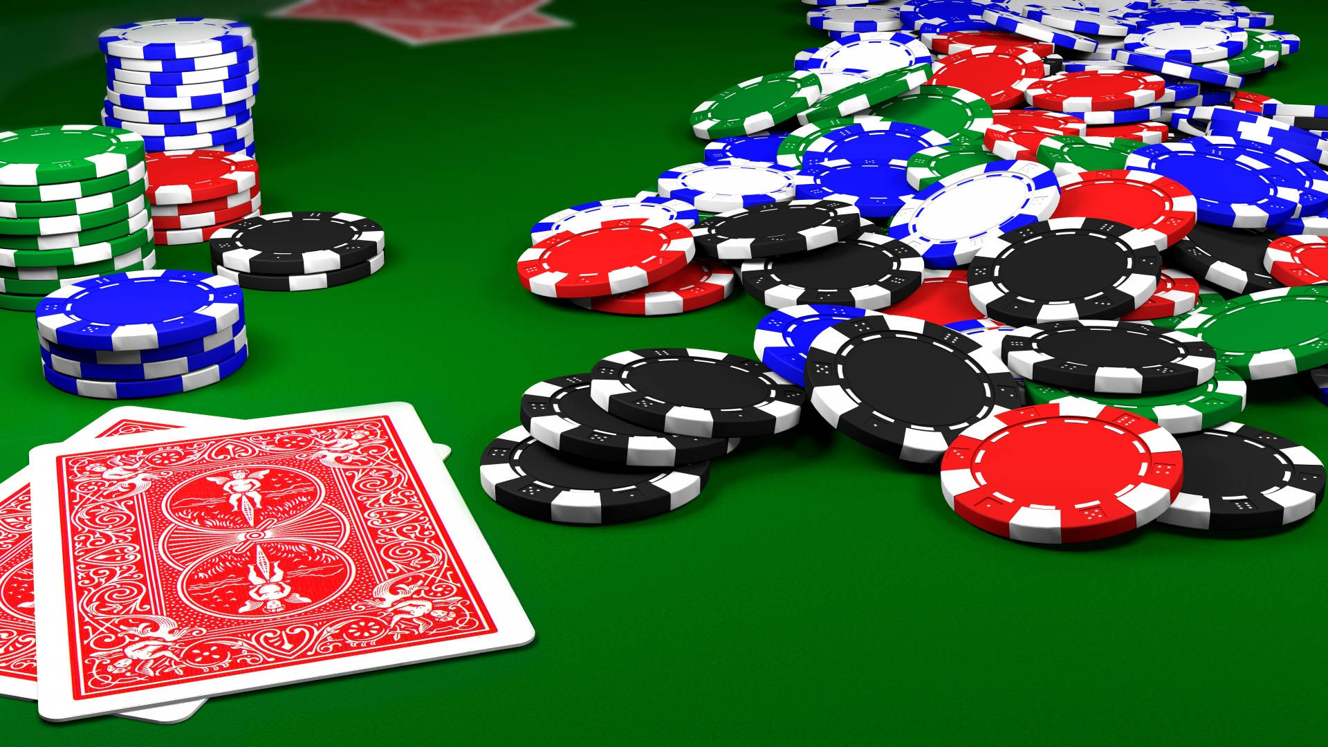 Poker 桌布 壁紙 — 一張充滿活力的綠色賭桌，散落著色彩繽紛的籌碼和紅色撲克牌。